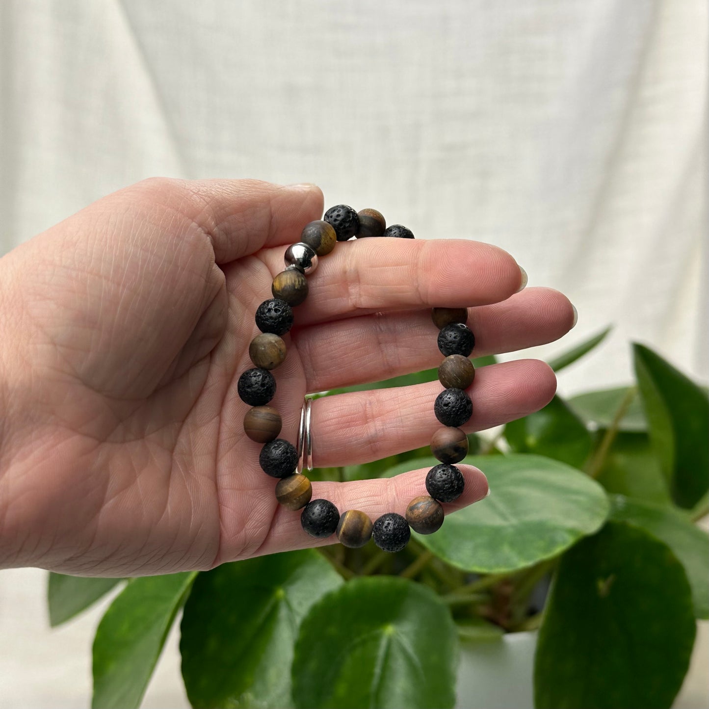 Mix Lavasteen en tijgeroog armband