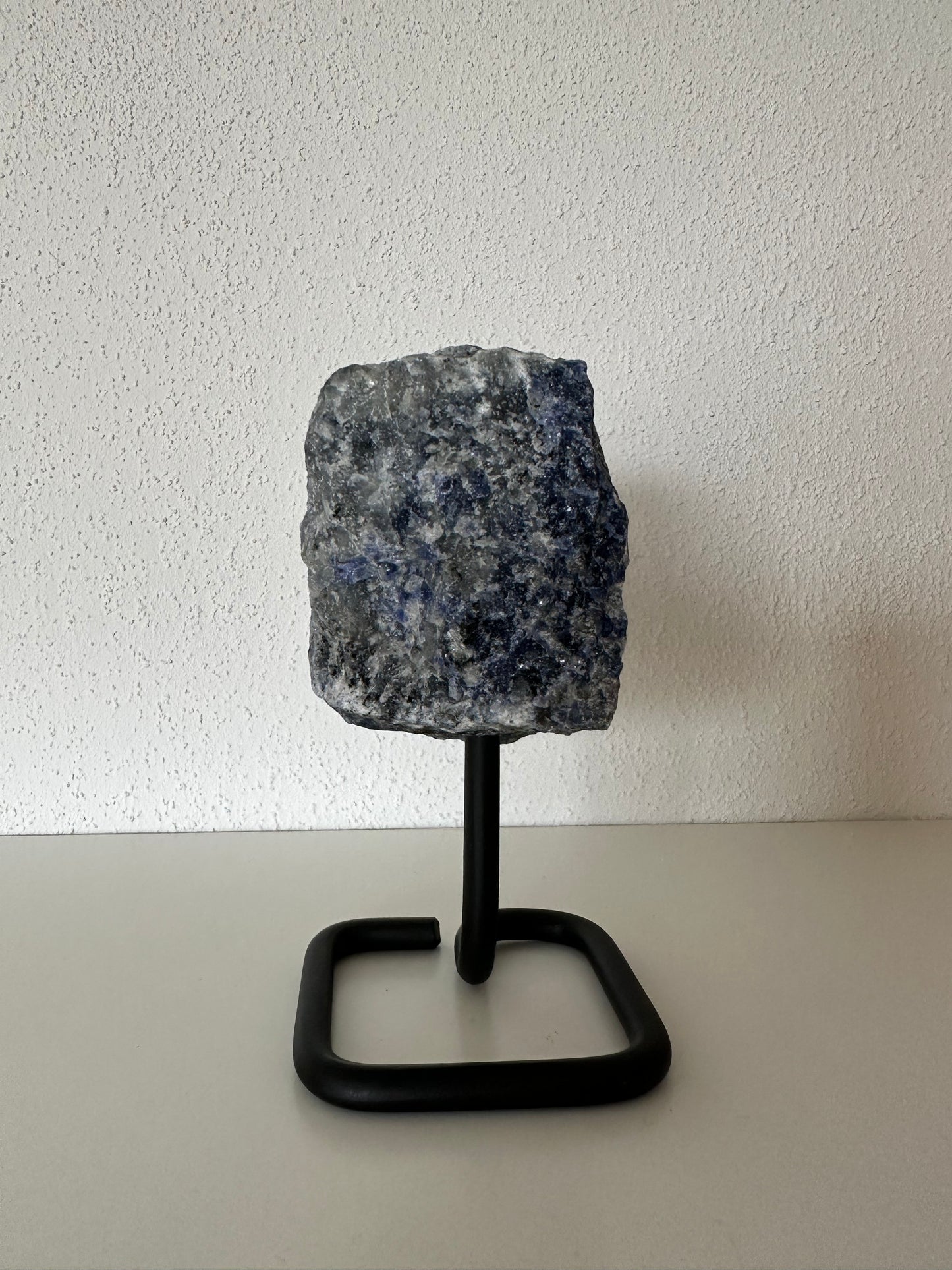 Sodaliet blauw op standaard