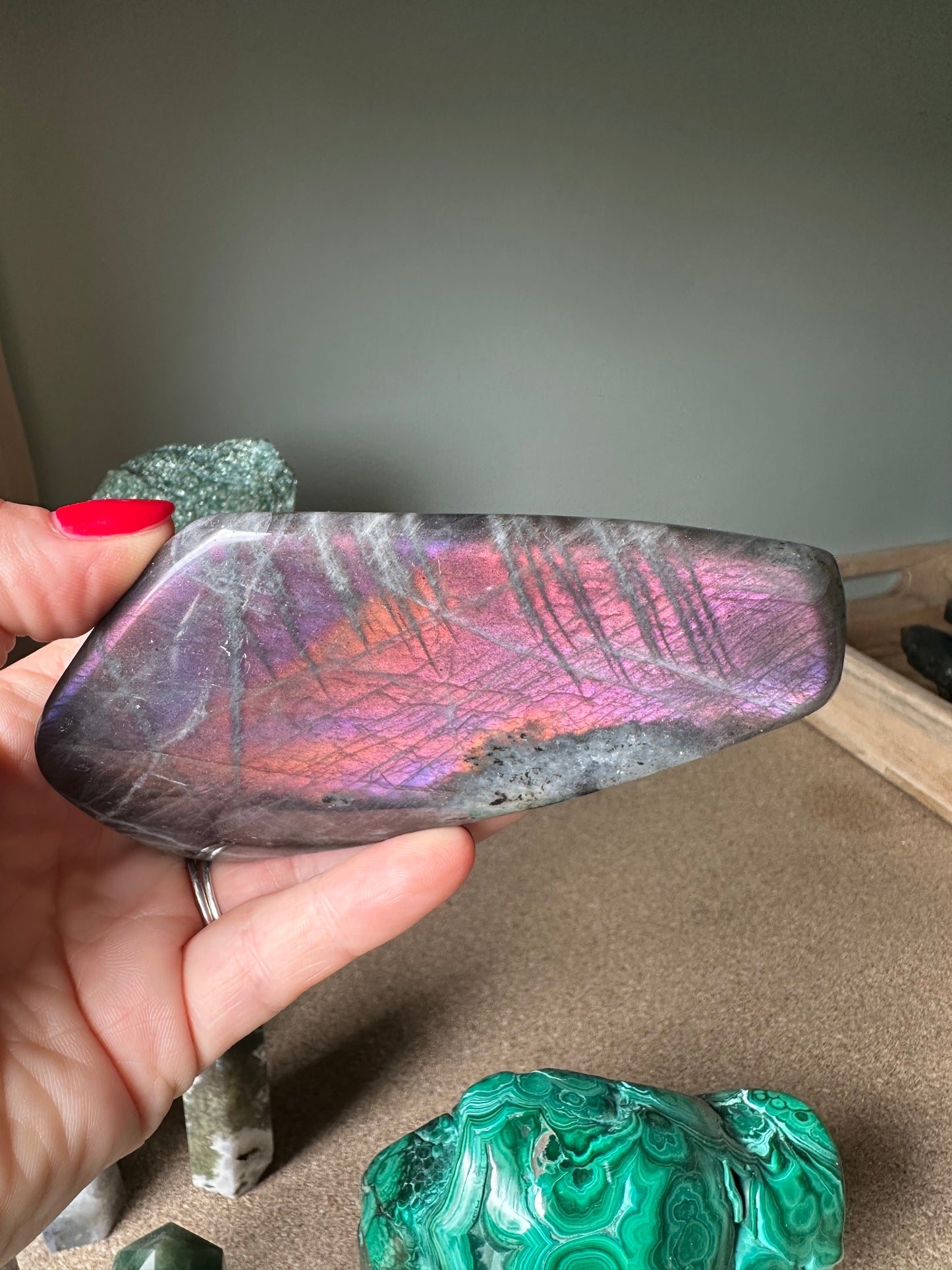 Labradoriet roze met paarse flash