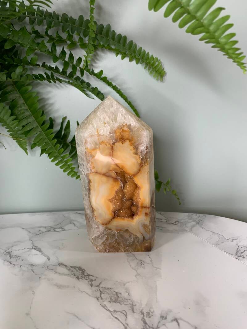 Wit Agaat met bruin/ oranje Druzy toren